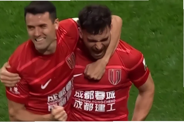 中超联赛的中超自由球员，正成为各俱乐部调整阵容的关键资源